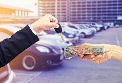 Правила купли-продажи б/у автомобиля в 2023 году. Как лучше оформить договор: на бумаге или в электронном виде?